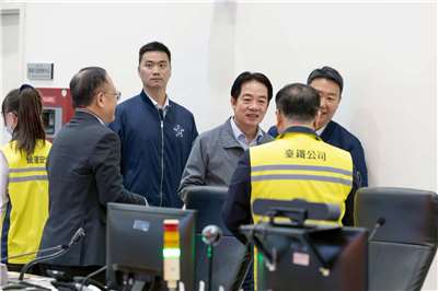 賴清德總統(中，著灰衣者)13日在交通部長陳世凱陪同下，前往台北車站視察春節疏運情形。(總統府提供)