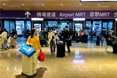 桃園機場捷運將於12日至22日推出「台北往機場特早直達加班車」。圖為A13機場第二航廈站。資料照。 