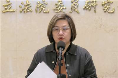 國、共智庫論壇3日在北京落幕，雙方提出5個面向、15項共同意見。對此，民進黨立委陳培瑜4日在立法院中興大樓受訪表示，這不只是幫紅色供應鏈開大門，未來藍、白更可能會提出相關修法。(趙婉淳 攝)