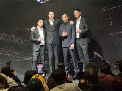 台北富邦勇士24日為林志傑(右2)舉辦引退記者會。圖為林志傑與昔日球場戰友陳世念(左)、曾文鼎(左2)、 田壘(右)合照。(江昭倫攝)