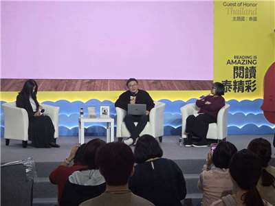 香港作家廖偉棠(中)與陳慧(右)5日於2026台北國際書展以「到底何謂香港作家？」進行對談，由謝佩霓主持。。(江昭倫 攝)