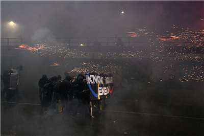 上萬民眾走上義大利米蘭街頭，抗議冬季奧運會對經濟與社會影響，期間約百人脫離主要示威隊伍，對警察投擲鞭炮、煙霧彈、瓶子和石頭等衝突事件。(AFP)