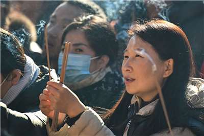 17日是農曆大年初一，北京民眾到廟裏上香祈福。