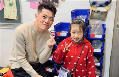 陸軍第101旅士官長陳保宏(左)去年協助花蓮光復洪災救災，將叢林帽戴在路旁為官兵道謝的葉小妹頭上的畫面感動很多人。農曆春節初二陳保宏兌現承諾，回到光復探望葉小妹。(Threads社群平台@sea_0710提供/圖：中央社)