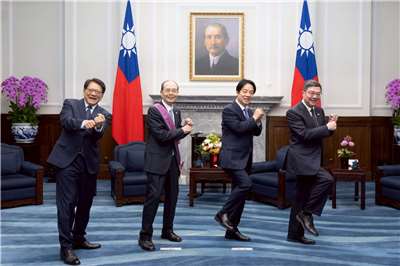 賴清德總統今天(26日)頒授「一等景星勳章」予旅日棒球名將、「世界全壘打王」王貞治，感謝他長年對台灣棒球的卓越貢獻。賴總統與總統府秘書長潘孟安、行政院長卓榮泰特別一起擺出王貞治招牌金雞獨立揮棒動作。(總統府提供)