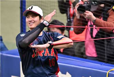 日本球星大谷翔平今(26)日搭乘專機抵達名古屋，正式披上日本隊「侍JAPAN」戰袍備戰。(AFP)