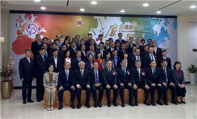 法務部23日舉辦常務次長宣誓及廉政署卸任、新任署長交接暨宣誓典禮，與會官員全體合影留念。(陳念宜 攝)