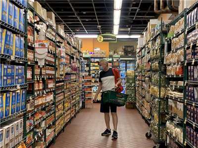 圖為曼哈頓民眾在上東城一家雜貨店購物。資料照。