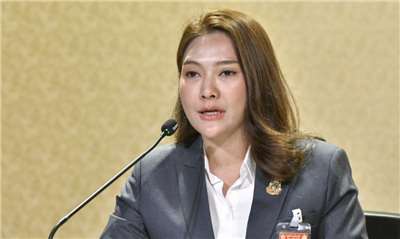 泰國內閣准公務員集體出家，不列入請假天數。圖為副總理府發言人艾琳(Aiyarin Phanrueth)。(翻攝台泰日報)