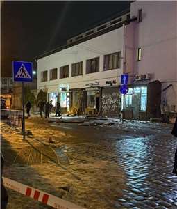 烏克蘭西部城市利維夫(Lviv)一家商店22日凌晨發生爆炸，造成一名女警喪命，還有至少15人受傷。(X平台/@UkrReview)