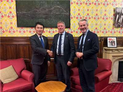 立委陳冠廷訪英國國會，與自由民主黨（Liberal Democrats）上議院領袖普維斯勳爵（Lord Purvis of Tweed，圖右一），以及該黨國防事務發言人、下議院議員喬治麥克利里（James MacCleary，圖中）進行交流會談。圖：陳冠廷委員辦公室提供