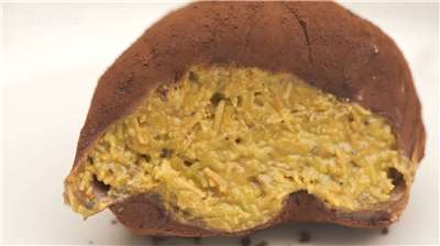 圖為含有開心果醬的杜拜巧克力Q餅。(翻攝셰프 안성재 Chef Sung AnhYouTube頻道)