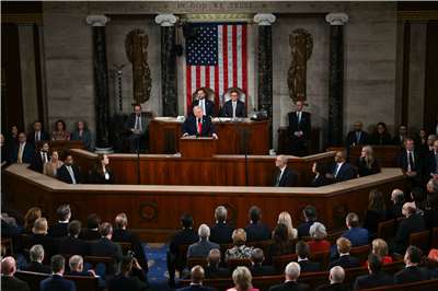 美國總統川普24日在國會發表國情咨文演說。