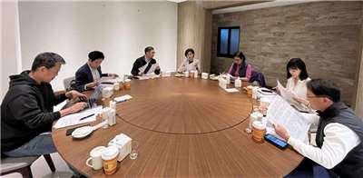 行政院長卓榮泰(左三)21日晚間貼出與行政院副院長鄭麗君、秘書長張惇函以及談判團隊成員商討美國關稅情勢。(圖：卓榮泰臉書)