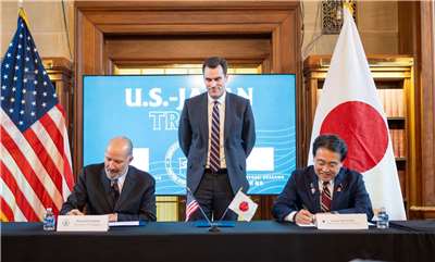 日本時任經濟再生擔當大臣赤澤亮正與美國商務部長盧特尼克(Howard Lutnick)，2025年9月4日在美國商務部簽署投資備忘錄。(圖:X@howardlutnick)