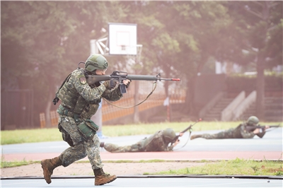 國防部長顧立雄指出，自2026年起，陸軍各兵科將依美軍模式，改採新式的基地訓練。其中戰術測驗將從原本的5天4夜延長至10天9夜。(楊仁翔 攝)