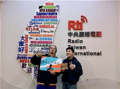 主持人內克與來賓江鳥（左）