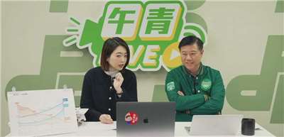 民進黨中國部主任吳峻鋕(右)上民進黨發言人韓瑩(左)主持的直播節目《午青LIVE》。(翻攝民進黨YouTube頻道)