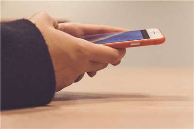 圖為使用手機。(Unsplash圖庫)