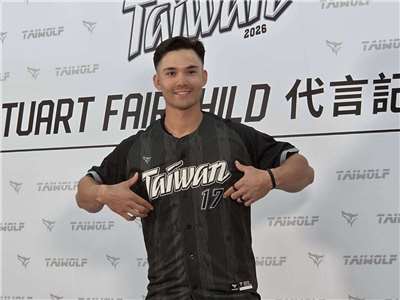 代表台灣征戰WBC的台美混血費爾柴德，27日出席台灣品牌代言活動時，主動做出陳傑憲在12強賽冠軍戰「胸前比框」的手勢讓媒體拍照，一秒Team Taiwan入魂。(江昭倫 攝)