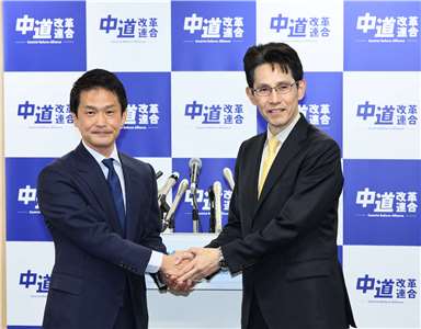 日本在野的中道改革聯合公告黨魁選舉，立憲民主黨出身的階猛(右)與小川淳也(左)登記參選。
