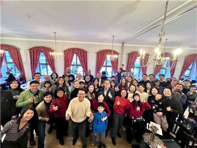 「德勒斯登臺灣商業協會」日前舉辦「2026年農曆春節聯歡餐會」熱鬧景象獲德媒關注。(駐德代表處提供)