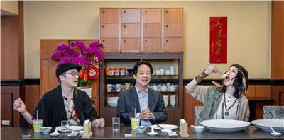 總統邀日本大胃王開箱總統府。(總統府提供)