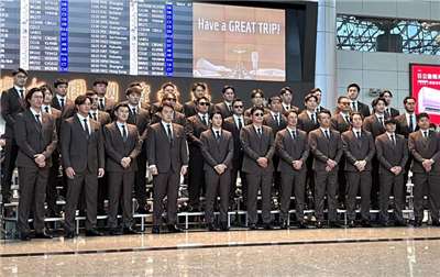 世界棒球經典賽(WBC)台灣隊28日在桃園國際機場搭機，前往日本宮崎準備官辦熱身賽，圖為選手與教練團合影。 (圖：中央社)
