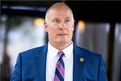 美國共和黨眾議員穆勒納爾（John Moolenaar）。