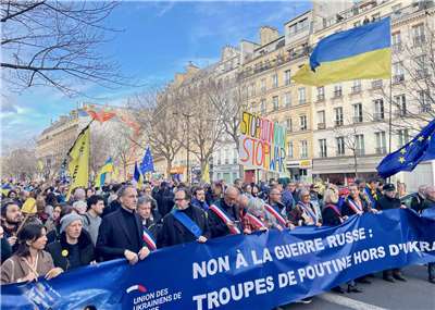 在俄羅斯入侵烏克蘭滿四年之際，法國巴黎約有2000人21日上街遊行，表達對烏克蘭的支持。(X平台/@aprokopiev)

