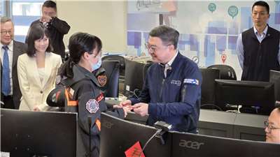 行政院長卓榮泰14日慰勉消防署救災救護指揮中心春節留守值勤人員。(陳國維 攝)