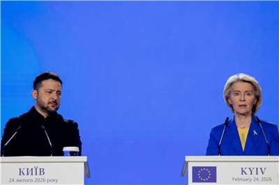 歐盟執行委員會主席范德賴恩（Ursula von der Leyen）(右)和烏克蘭總統澤倫斯基（Volodymyr Zelenskyy）24日在基輔召開聯合記者會。