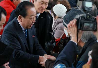 圖為中道改革聯合代表野田佳彥(左)在街頭拉票。