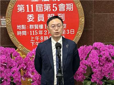 針對賴清德總統請託立法院長韓國瑜發揮功能，盡速審議今年度總預算，民進黨立委李坤城今天(3日)完成新會期立委報到受訪表示，希望韓國瑜能在本會期發揮立法院大家長的角色，協調朝野立委，讓預算案能付委審查，期盼新會期能展現新氣象。(趙婉淳 攝)