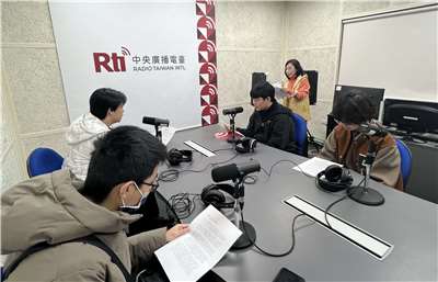 「台灣 × 北極青春連線」計畫，宜蘭高中學生進入央廣錄音室，接受華語節目部副理陳惠芳(站立者)指導發音。
