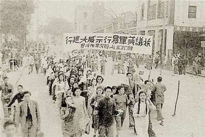 圖為沈崇事件爆發後，國立中山大學學生舉行罷課和示威遊行，抗議美軍暴行。(圖：維基百科)