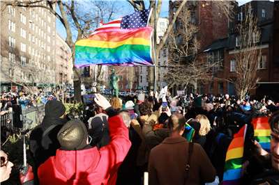  紐約市官員12日在石牆國家紀念碑重升彩虹驕傲旗。