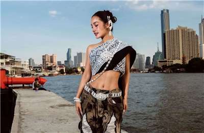 泰國知名歌手卡泰(Kratae Rsiam)在MV中泰國傳統服飾與牛仔褲的穿搭，近來在泰國成為一股潮流。 (圖:FB/KrataeRsiamOfficial)