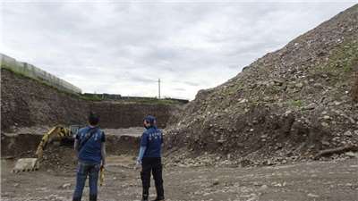 挖取土石後留下深坑及堆置如山的營建廢棄物。(取自環境部官網)