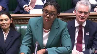 英國保守黨領袖巴登諾克(Kemi Badenoch)在下議院猛烈批評首相施凱爾對中採取「軟弱且短視」作法，這段影片也在社群瘋傳。(翻攝英國每日快報YT)