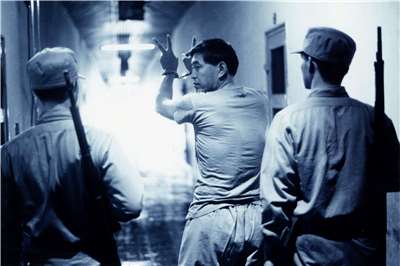 《超級大國民》角色比出數字二一手勢的片段，是每年和平紀念日必定要重新複習的台灣影史名場面。（國家影視聽中心提供）