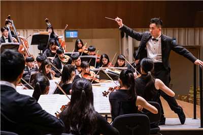 指揮廖元宏將再度領軍NTSO國際青少年管弦樂營，甄選現正進入報名最後階段，邀請青少年樂手把握機會，接受高規格管弦樂團訓練。(國台交提供)
