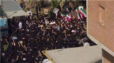 伊朗多所大學的學生22日連續第二天舉行抗議活動，並引發衝突。(AFP)