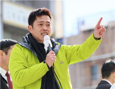 日本維新會代表吉村洋文再度當選大阪府知事。(AFP)