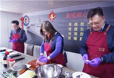 除夕將至，海委會主委管碧玲(中)率海巡署長張忠龍(左)、艦隊分署長黃宣凱(右)登上長濱艦，親手製作年菜慰勞海巡基層。(海委會提供)