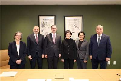 台美雙方於美東時間2月12日簽署台美對等貿易協定後合影。左起：美國在台協會（AIT）華盛頓總部執行理事藍鶯（Ingrid Larson）、美國商務部盧特尼克（Howard Lutnick）部長、美國貿易代表葛里爾（Jamieson Greer）大使、行政院鄭麗君副院長、行政院楊珍妮政務委員、駐美代表處俞大㵢大使。(圖：行政院提供)