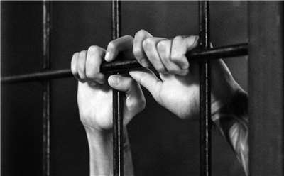 遭香港警方國安處通緝的海外港人郭鳳儀，其父郭賢生26日被法院判監禁8個月。(示意圖/Pexels)