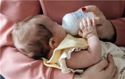 嬰兒奶粉恐受毒素污染 法國再度緊縮安全標準。示意圖。(圖:Pexels.com)