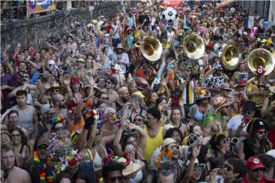 巴西嘉年華的狂歡者們參加街頭嘉年華團體的遊行。