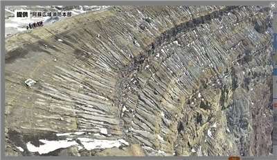 阿蘇觀光直升機墜毀，出動300人仍難靠近核心區。(翻攝X平台)